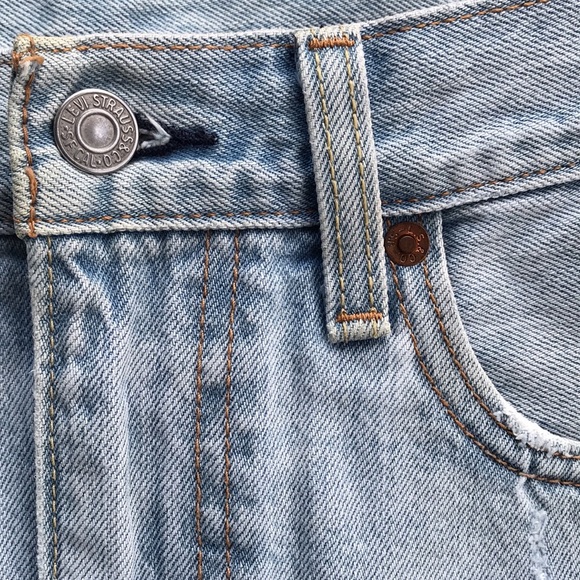 Levi’s Distressed Mini Denim Skirt Size 30 Levi Strauss Light Wash - Picture 7 of 11